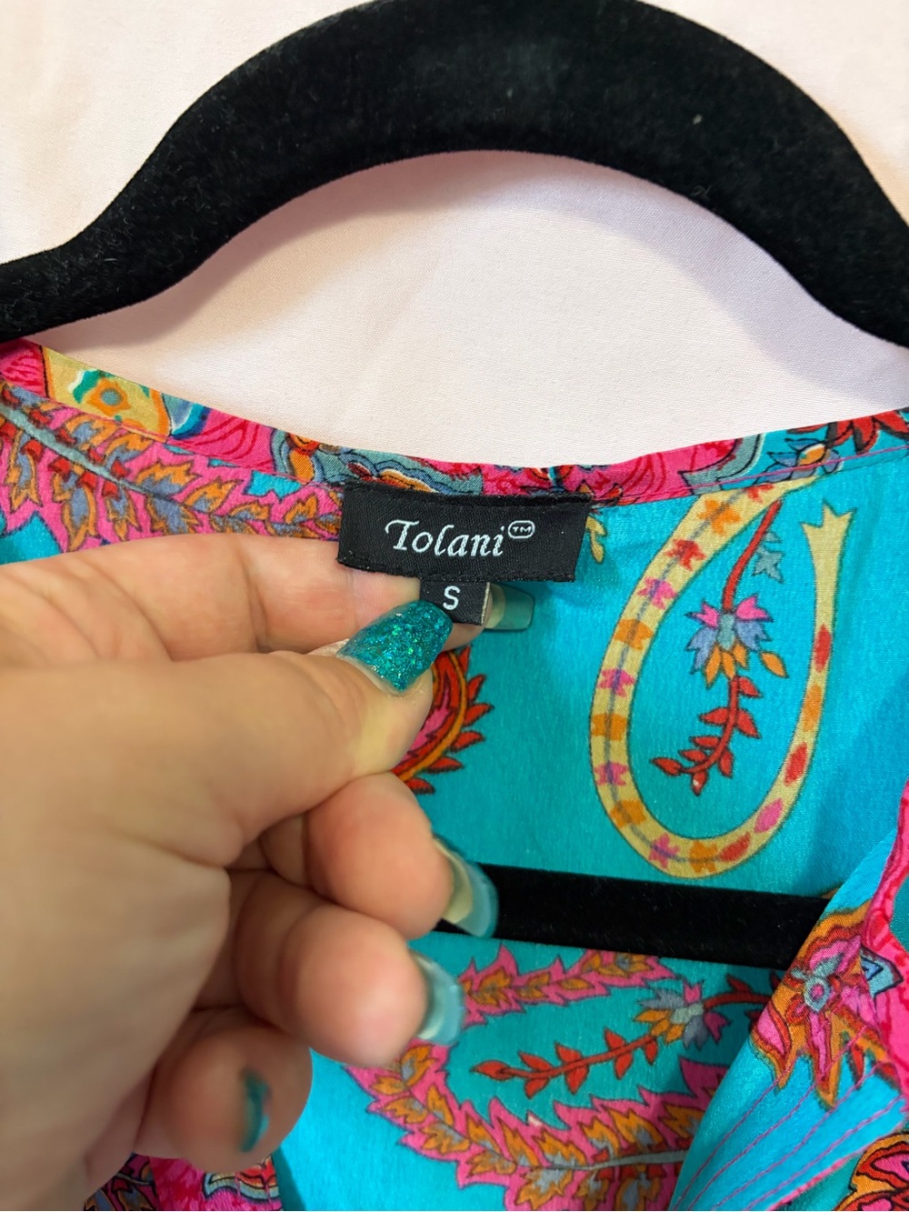 Tolani 100% Silk Vibrant Pink & Teal Paisley V-Neck Women's Top size small - Picture 3 of 7